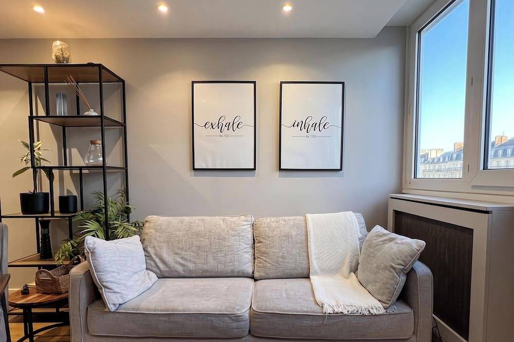 Entire apartment, Le Lolive - modern 2P apartment in Pantin in Pantin, Seine-Saint-Denis