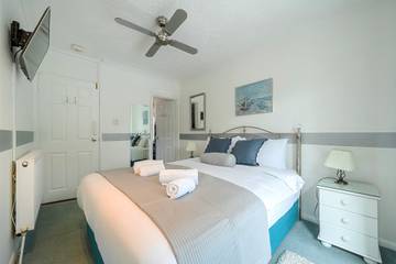 Holiday Rental for 8 People in Surrey Hills, South East England, Photo 2