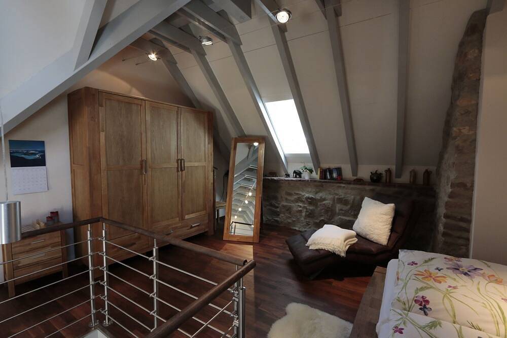 Ganze Wohnung, Wellness Relax Loft (70qm) mit integrierter Sauna, Kaminofen und eigener Terrasse in Tauberbischofsheim, Taubertal