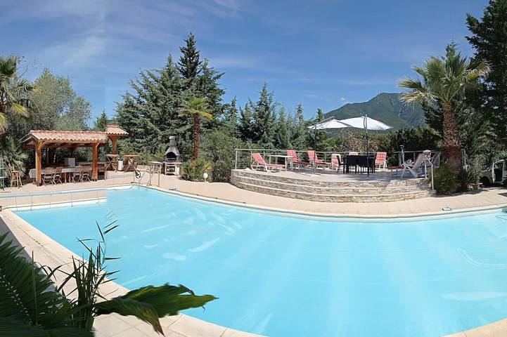 Location de vacances pour 18 personnes, avec Jacuzzi ainsi que Terrasse et Jardin à Eccica-Suarella