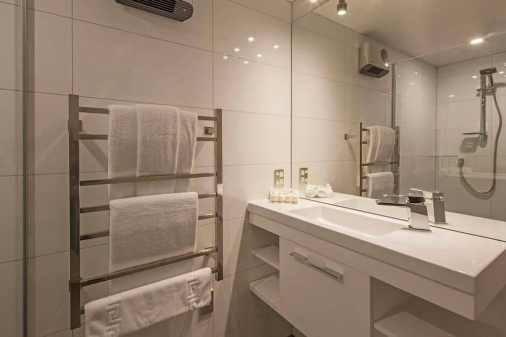 Ganze Wohnung, Privat und friedlich in Central Queenstown mit Parkplatz abseits der Straße. in Queenstown, Otago