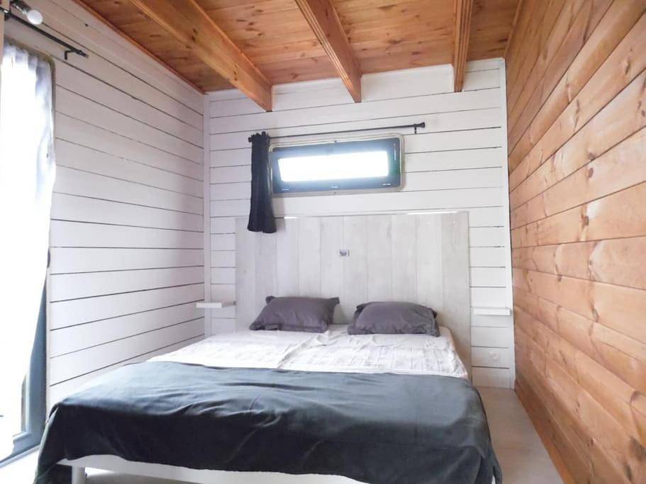 Chalet cosy climatisé avec parking et Internet in Doué-la-Fontaine, Vallée de la Loire