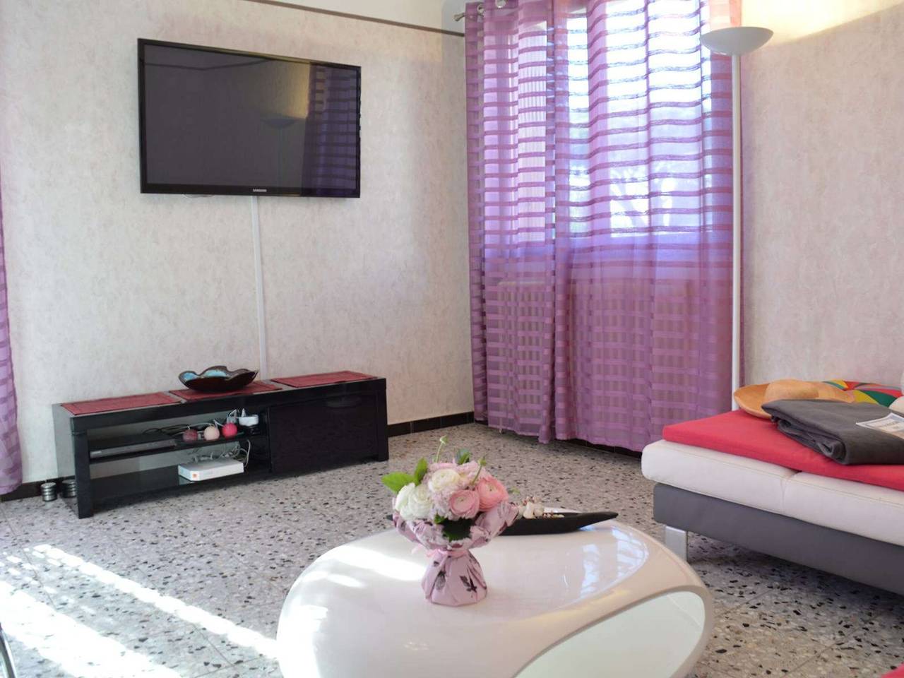 Idyllisches Ferienhaus in Fréjus: 4 Zimmer, 6 Schlafplätze, nah am Strand, Terrasse, Klimaanlage, Wlan in Fréjus Plage, Frejus