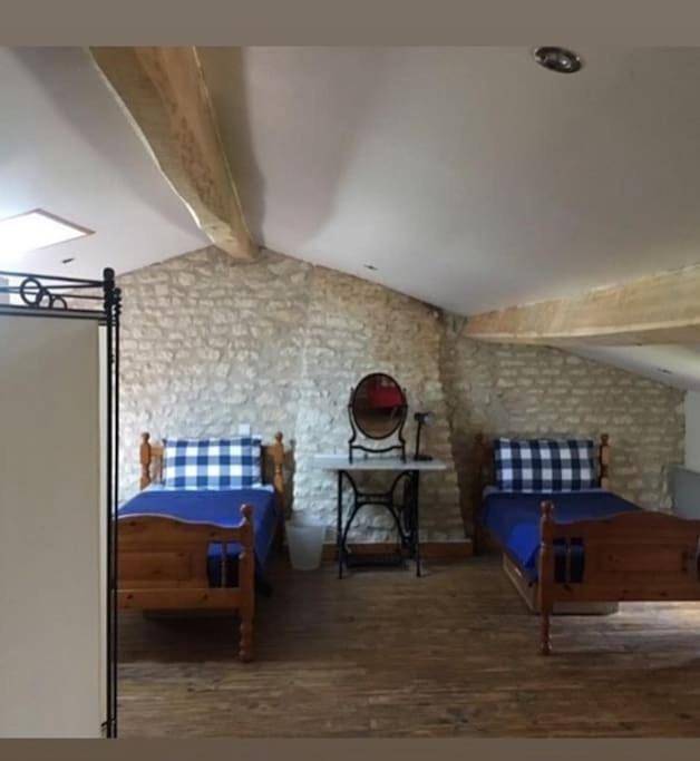 Gîte pour 4 personnes, avec vue ainsi que jardin et piscine, adapté aux familles à Saint-Palais-de-Phiolin - 2