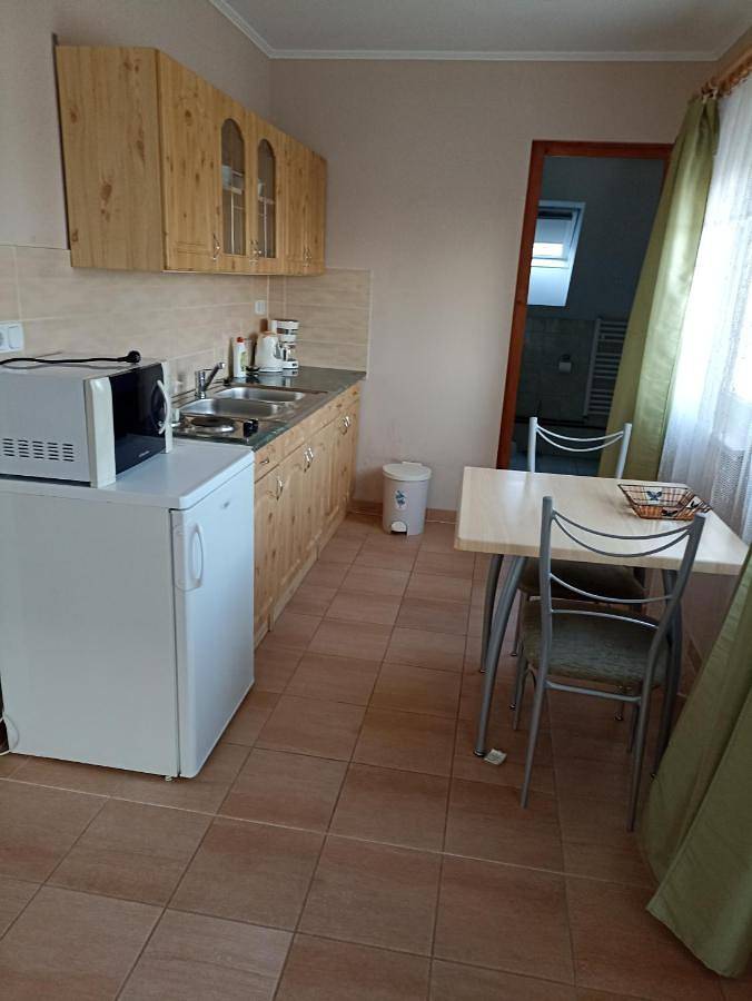 Ferienwohnung für 3 Personen, mit Balkon und Terrasse sowie Garten und Pool in Gyenesdias - 3