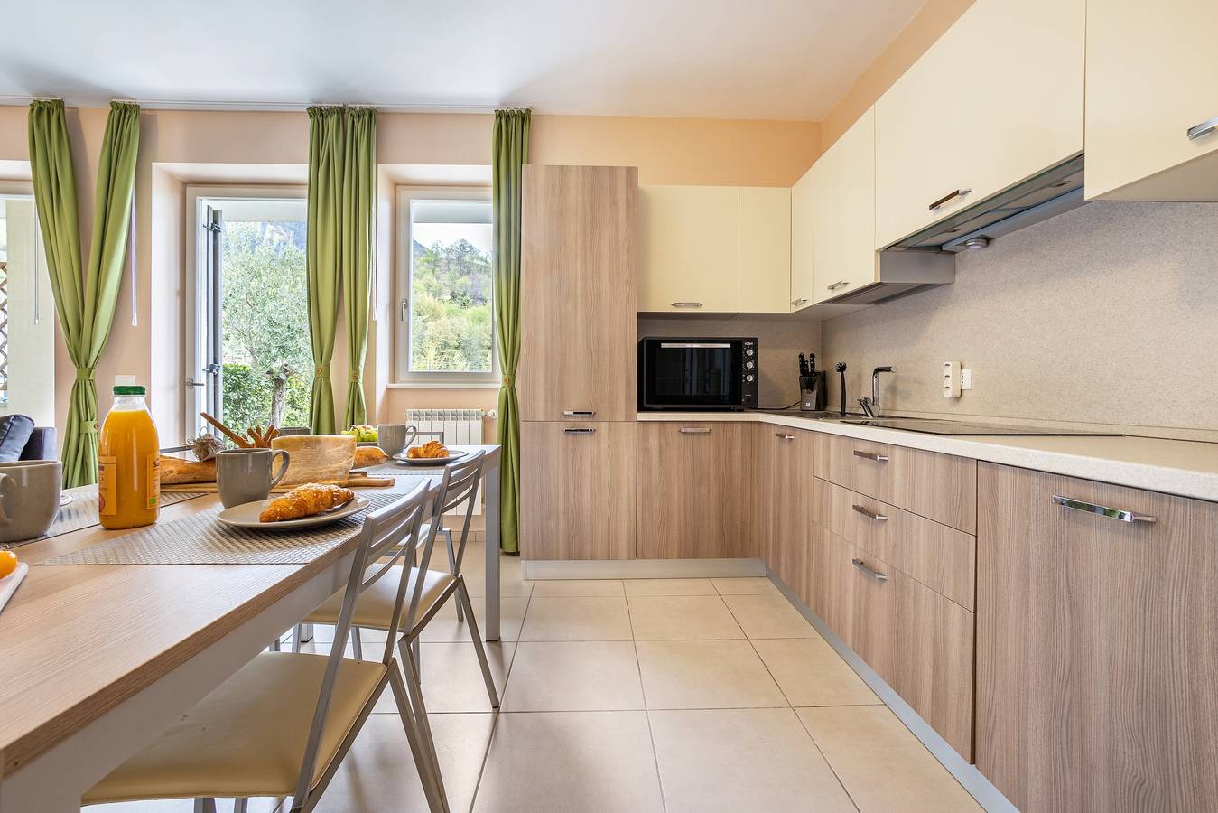 Ganze Wohnung, Residence La Villa - Ferienwohnung Principe mit Garten, Pool & Wlan in Tignale, Gardasee-Berge