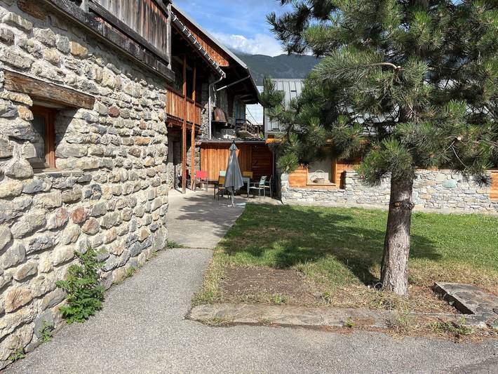 Apartamento entero, Apartamento 'Les Combles' con vistas a la montaña, terraza privada y Wi-Fi in Albiez-Montrond, Región de Saint-Jean-de-Maurienne