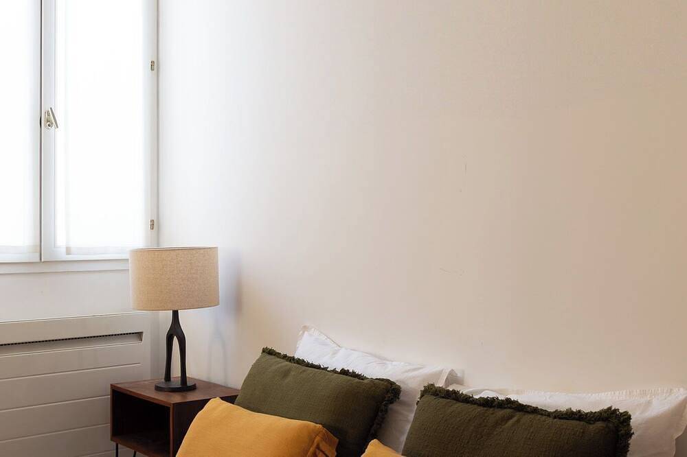 Arty stay with terrace in Lourmarin in the heart of the historic center. in Lourmarin, Regionaler Naturpark Luberon