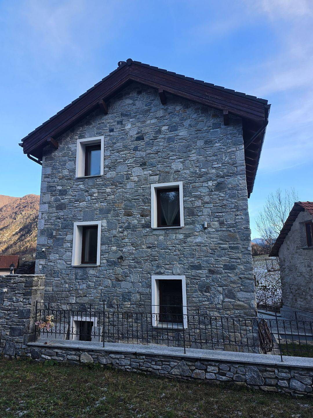 Rustico Musta: Exklusives Ferienhaus mit Sauna, Bergblick und großem Garten in Palagnedra in Palagnedra, Centovalli