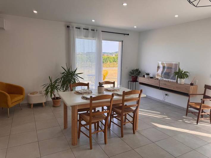 Location de vacances pour 3 personnes, avec Terrasse ainsi que Jardin et Vue à Saint-Laurent-des-Vignes