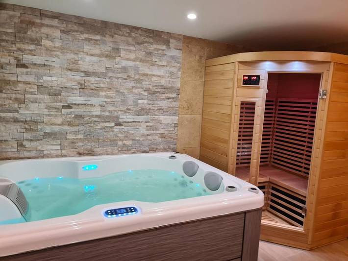 Gîte pour 2 personnes, avec jacuzzi et terrasse ainsi que sauna et jardin à Saint-Forgeux
