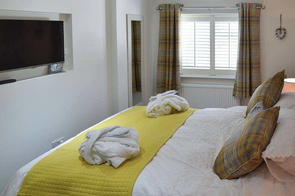 This ground floor apartment benefits from it’s own private decked area. in Padstow, Cornwall