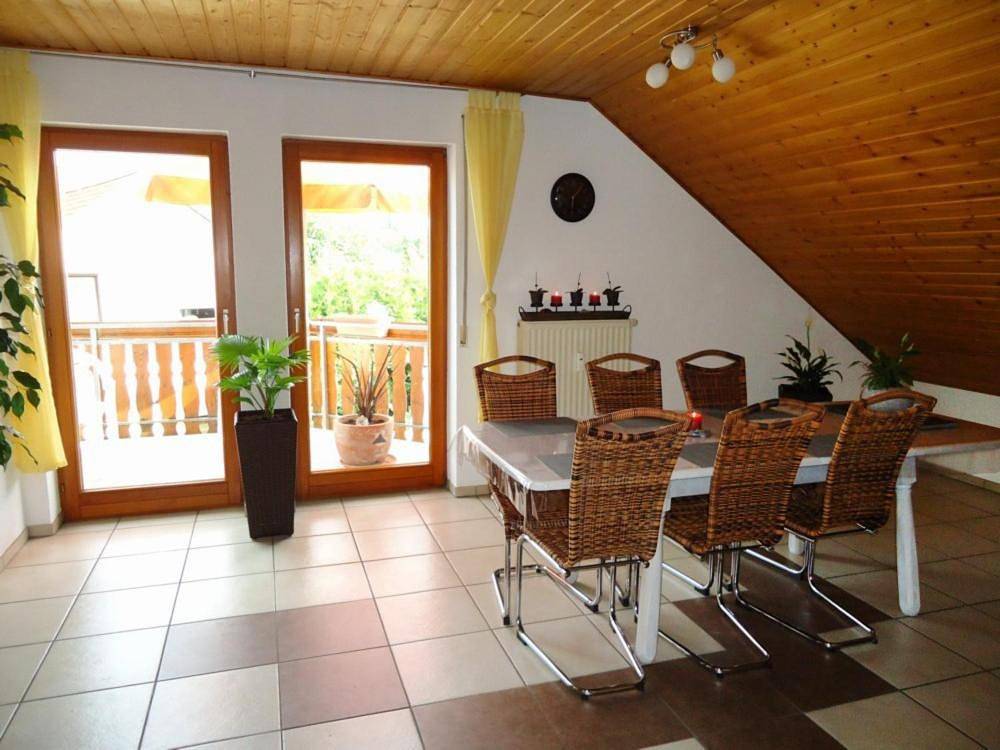 Ganze Wohnung, Ferienhaus Baier Wohnung mit Balkon und Schwedenofen für gemütliche Abende am Kamin in Engen, Hegau