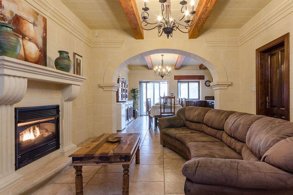 5 Schlafzimmer 4 Badezimmer mit eigenem Pool. in Gharb, Gozo