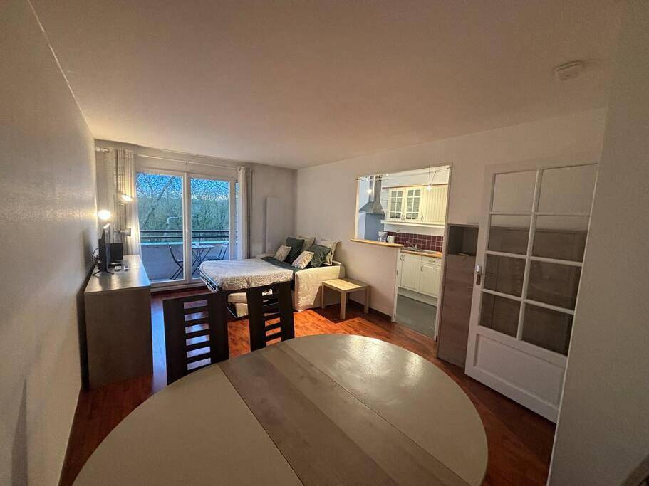Appartement entier, F3 avec balcon 5 min gare Sqy et Parking gratuit in Guyancourt, Yvelines