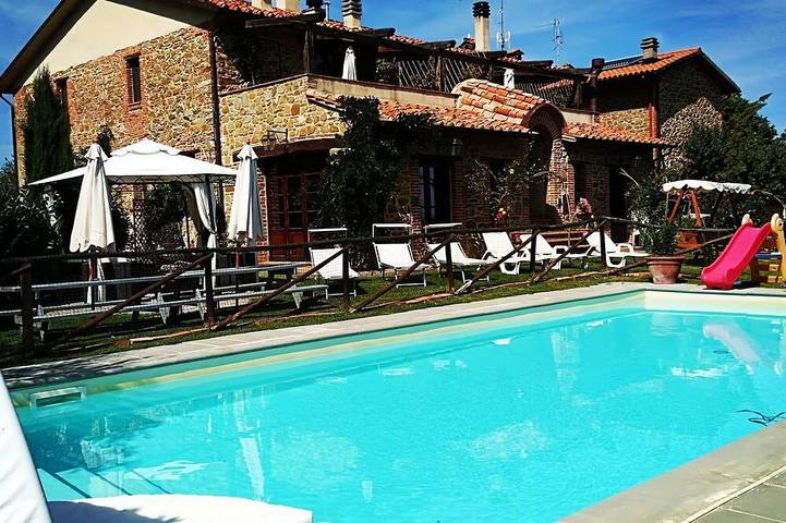 Vacation rental for 14 people, with sauna and yard as well as hot tub in Umbria