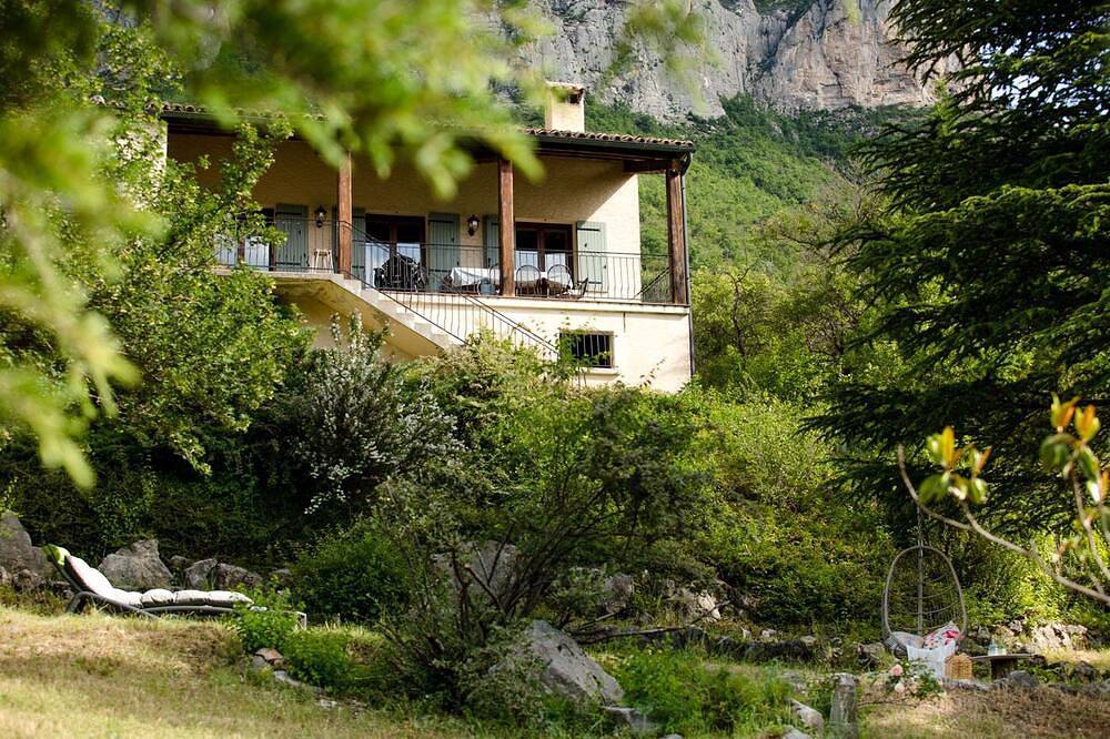 Wunderschöne Villa mit großem Garten, Terrasse, Panoramablick 5 Minuten von Orpierre entfernt in Orpierre, Gap und Umgebung