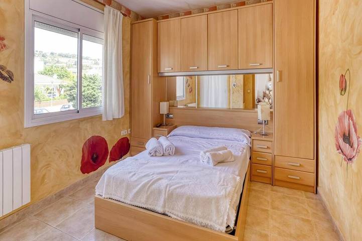 Location de vacances pour 11 personnes, avec jardin ainsi que terrasse et piscine, animaux acceptés à El Vendrell