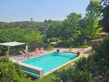 Villa pour 2 personnes, avec piscine ainsi que jardin et vue dans le Var