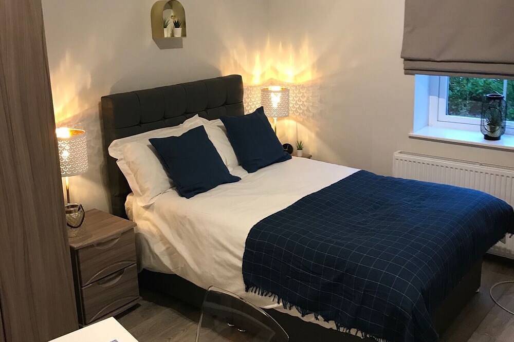 Entire apartment, Flat 1 Helena House, 1-Bed, Sleeps 2, Garden in Reading, Berkshire
