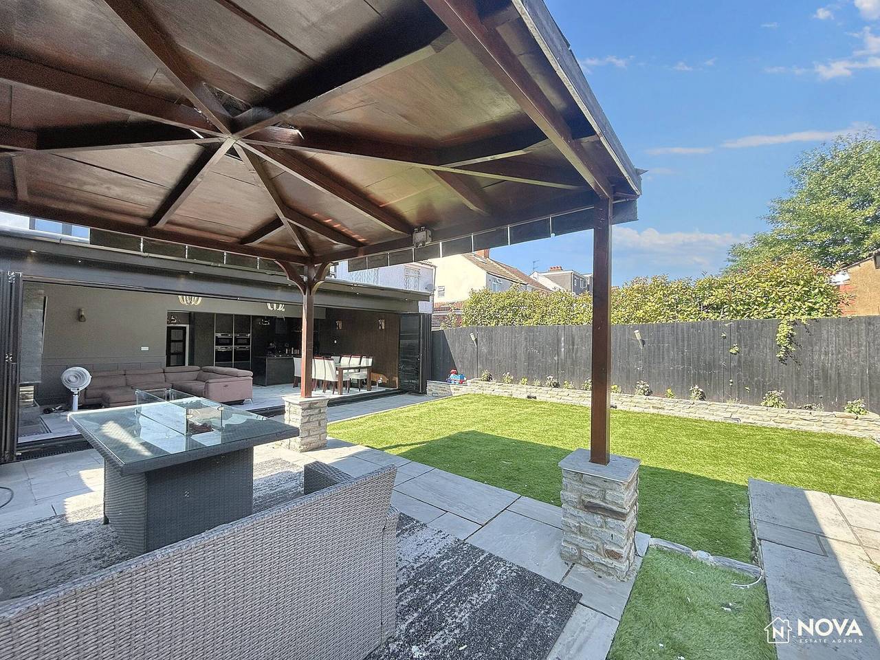 Elegante casa familiar, 2 baños esquineros con jacuzzi… in Luton, Chiltern Hills