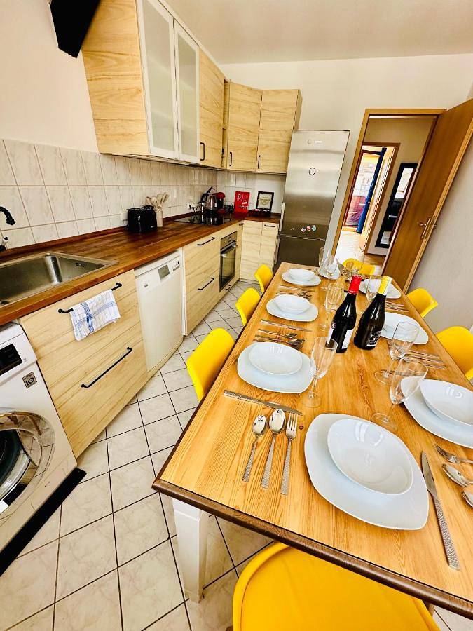 Ganze Wohnung, Massive Karli Loft - over 130 meters floor space - home theater room - 4 private sleeping areas - best location in Leipzig in Leipzig-Süd, Leipzig