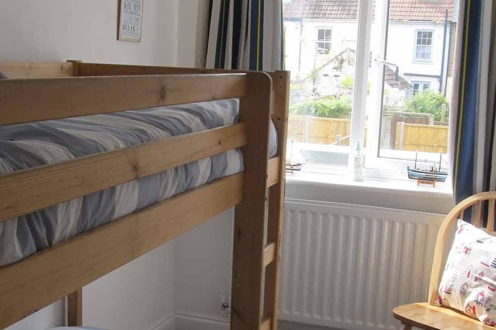 Chloe Cottage - Family friendly fishermans cottage close to the beach and harbou in Whitstable, Kent