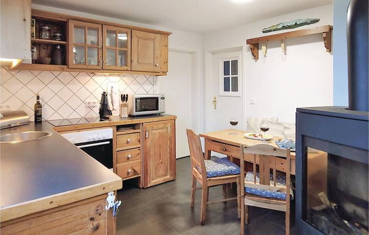 Ganze Ferienwohnung, Gemütliches 2BR Apartment mit Parkplatz, TV, Garten & Internet - 100m zum Strand, 500m zu Louisas Heimatküche in Badestrand Dagebüll, Dagebüll