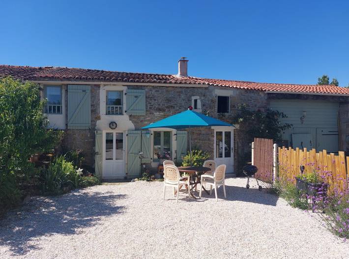 Gîte pour 4 personnes, avec terrasse et piscine à La Chapelle-Thémer