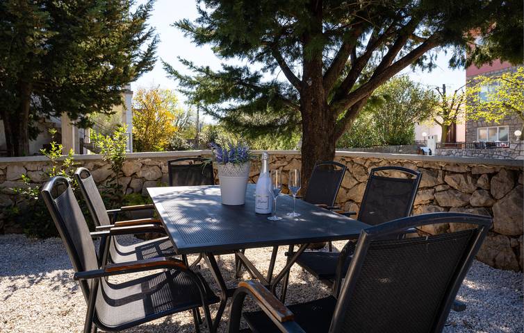 Acogedor apartamento de 90 m² a 1,5 km de la playa, con wifi, cocina y terraza in Starigrad Paklenica, Starigrad