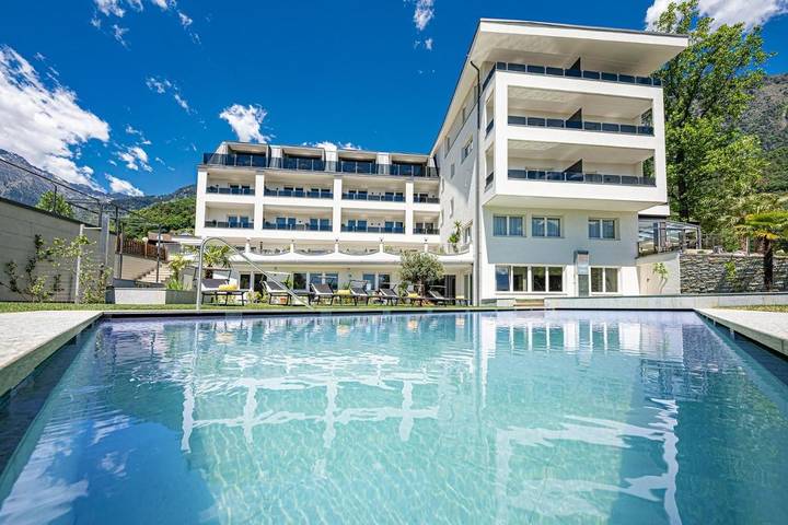 Hotel voor 2 personen, with whirlpool and zwembad as well as sauna and tuin, kindvriendelijk in Algund