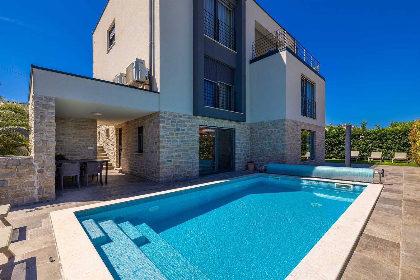 Ganze Wohnung, Wohnung Siora mit beheiztem Pool in Njivice, Krk