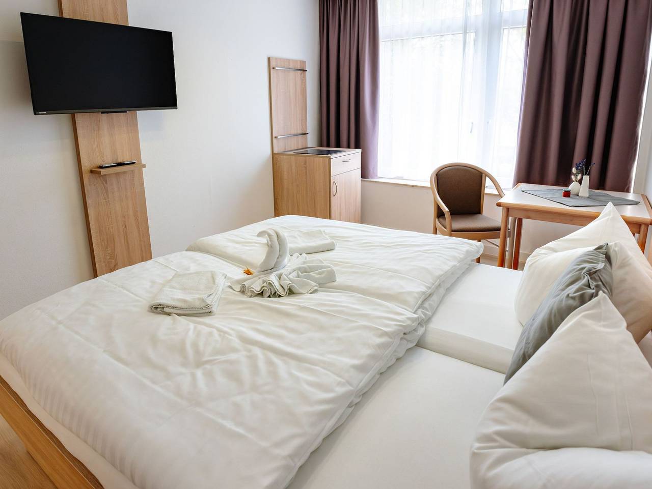 Sonnenschein Hotel & Apartments - Doppelzimmer mit eigenem Flurbad / Ibergblick in Heilbad Heiligenstadt, Region Eichsfeld