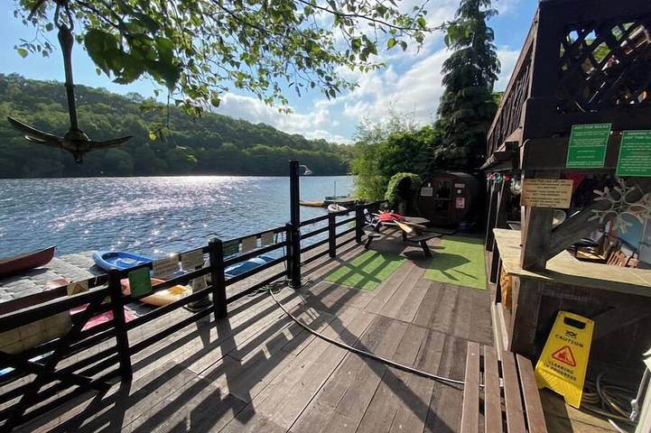 Glamping for 8 people, with hot tub and sauna as well as balcony in Staffordshire