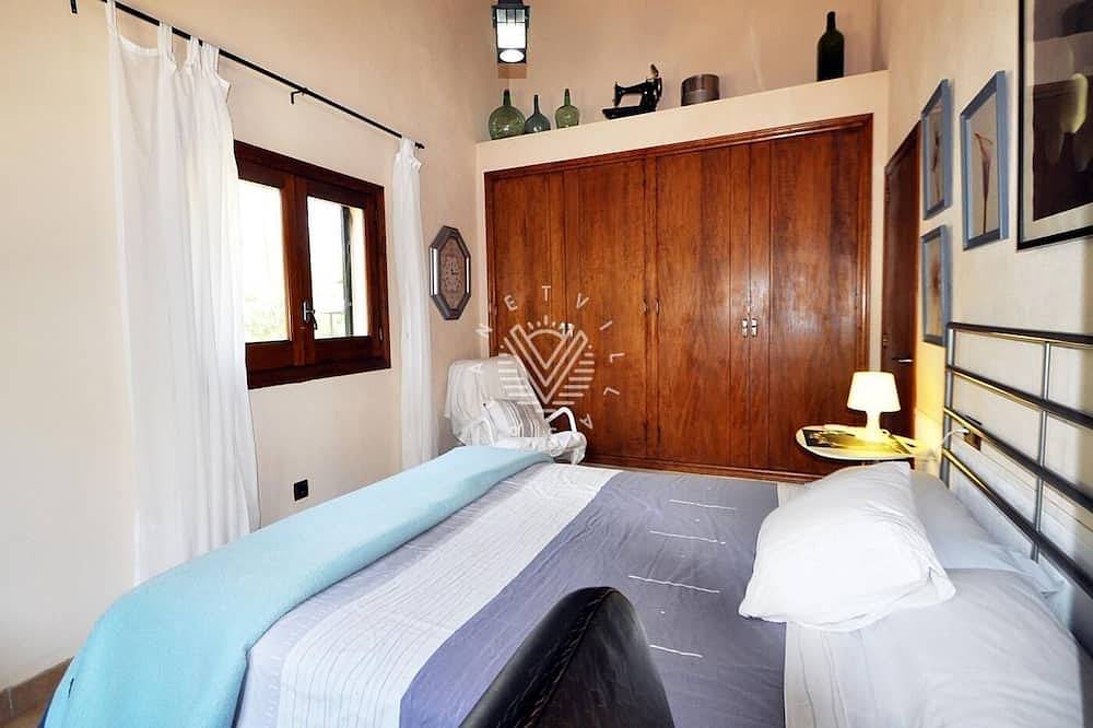 Es Garroveret, preciosas vistas a las montañas in Campanet, Interior de Mallorca