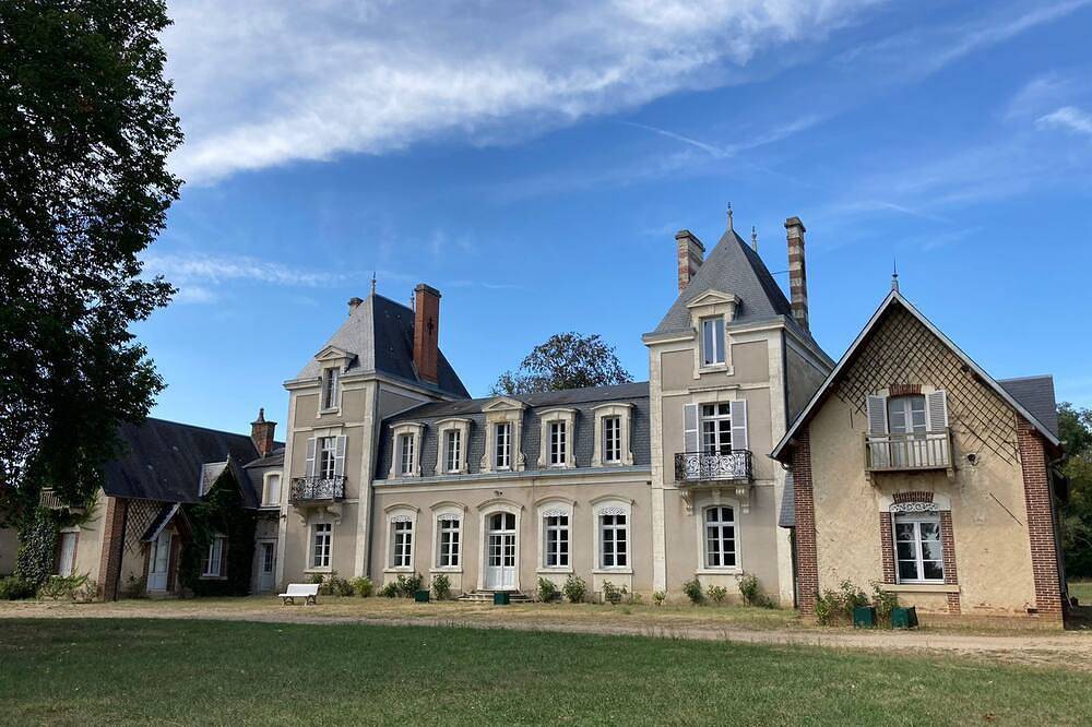 Château pour 26 Personnes dans Saint-Éloy-de-Gy, Cher