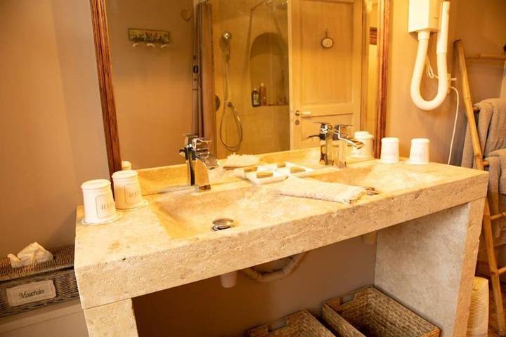 Gîte pour 2 personnes, avec terrasse et piscine ainsi que jardin et vue à Coufouleux - 2