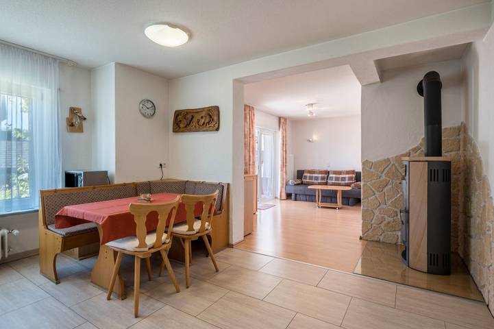 Ganze Wohnung, Ferienwohnung 'Haus Isele' mit Bergblick, Terrasse und Wlan in Dachsberg, Südschwarzwald