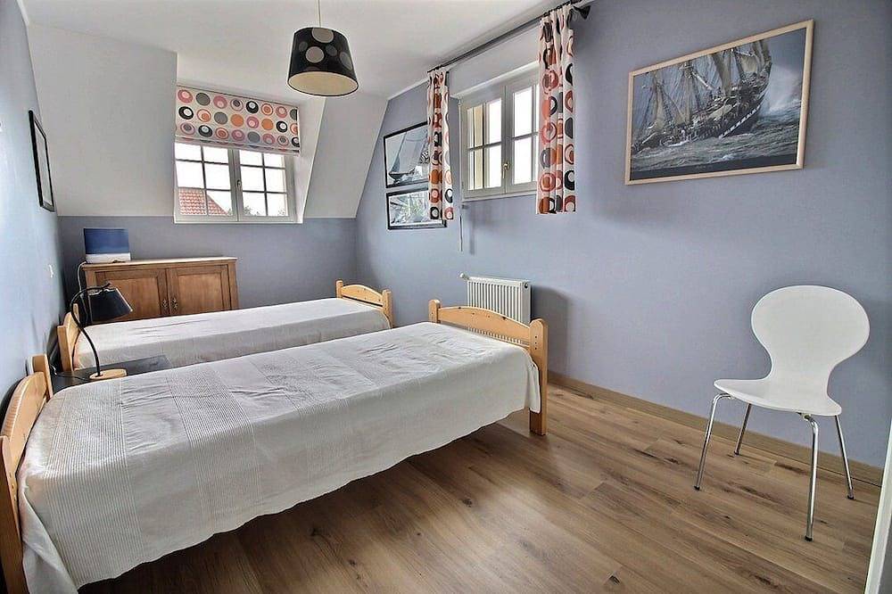 93 Aubépines: House with garden and terrace near Golf des Dunes, sleeps 8 in Neufchâtel-Hardelot, Boulogne-sur-Mer region