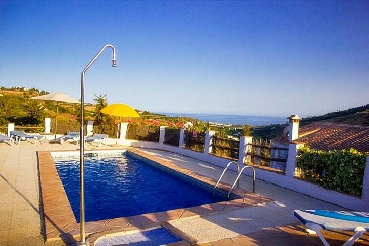 Chalet para 9 personas, con jardín además de vistas y piscina, Se admiten mascotas en Axarquía