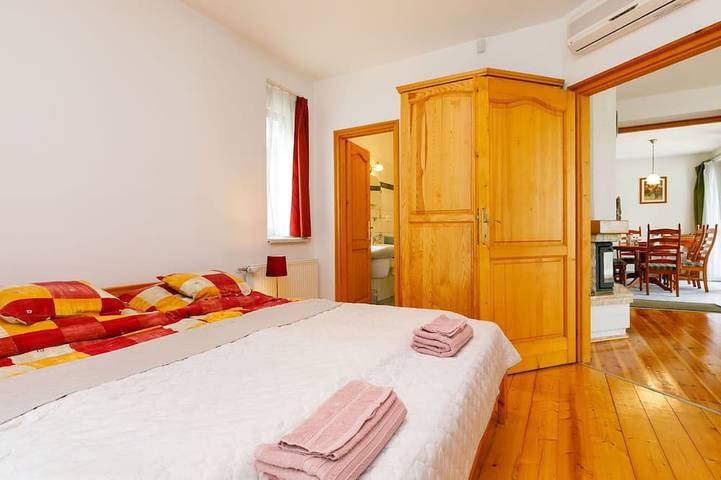 Schönes alleinstehendes Ferienhaus für 10 Leute mit Klimaanlage,  W-Lan, Tv und Terrasse in Balatonőszöd, Plattensee Südufer