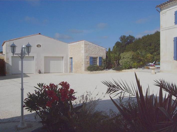 Location de vacances pour 3 personnes, avec jardin et piscine ainsi que vue et bassin pour enfant à Port-d'Envaux - 4