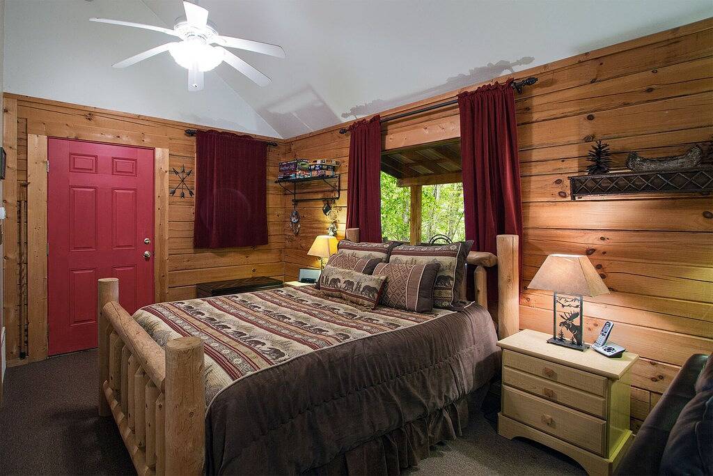 Squirrel Run Couples log cabin retreat in Fontana Lake