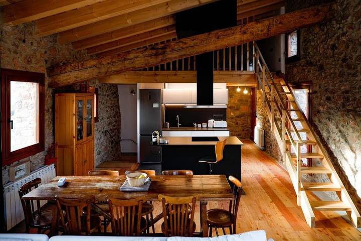 Casa rural para 8 personas, con vistas además de terraza y jardín, Se admiten mascotas en Alto Urgel