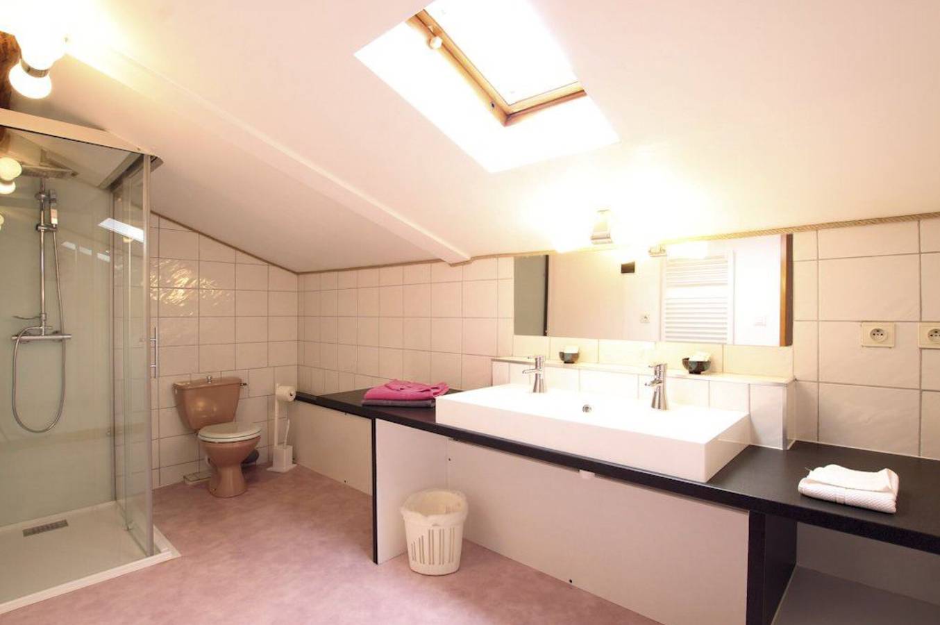 Gästezimmer „Chambre Églantine“ mit gemeinsamer Terrasse, Garten und Wlan in Polignac, Haute-Loire