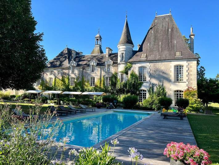 Gîte pour 3 personnes, avec vue ainsi que jardin et piscine, animaux acceptés à Petit-Bersac