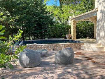 Location de vacances pour 8 personnes, avec jardin et piscine à Laudun-l'Ardoise