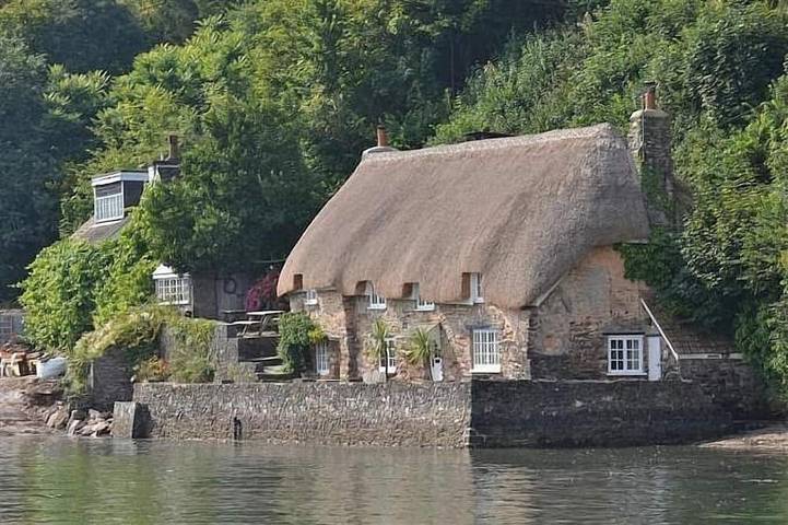 Cottage for 8 people, with terrace and garden, with pets in Dittisham