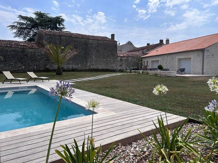 Location de vacances pour 12 personnes, avec Terrasse ainsi que Jardin et Piscine à Trizay