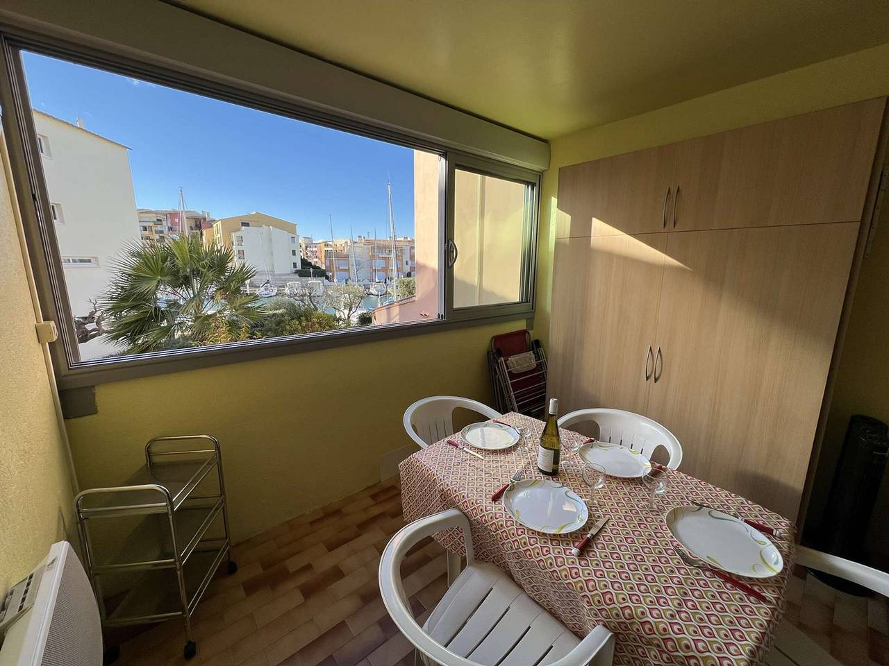 Studio entier, Studio cosy avec cabine, piscine, parking, lave-linge, proche plage et commerces. in Cap d'Agde, Agde